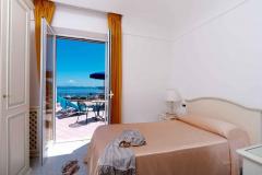 Отель с термальными бассейнами на Искье  Hotel San Lorenzo Thermal Spa 4*